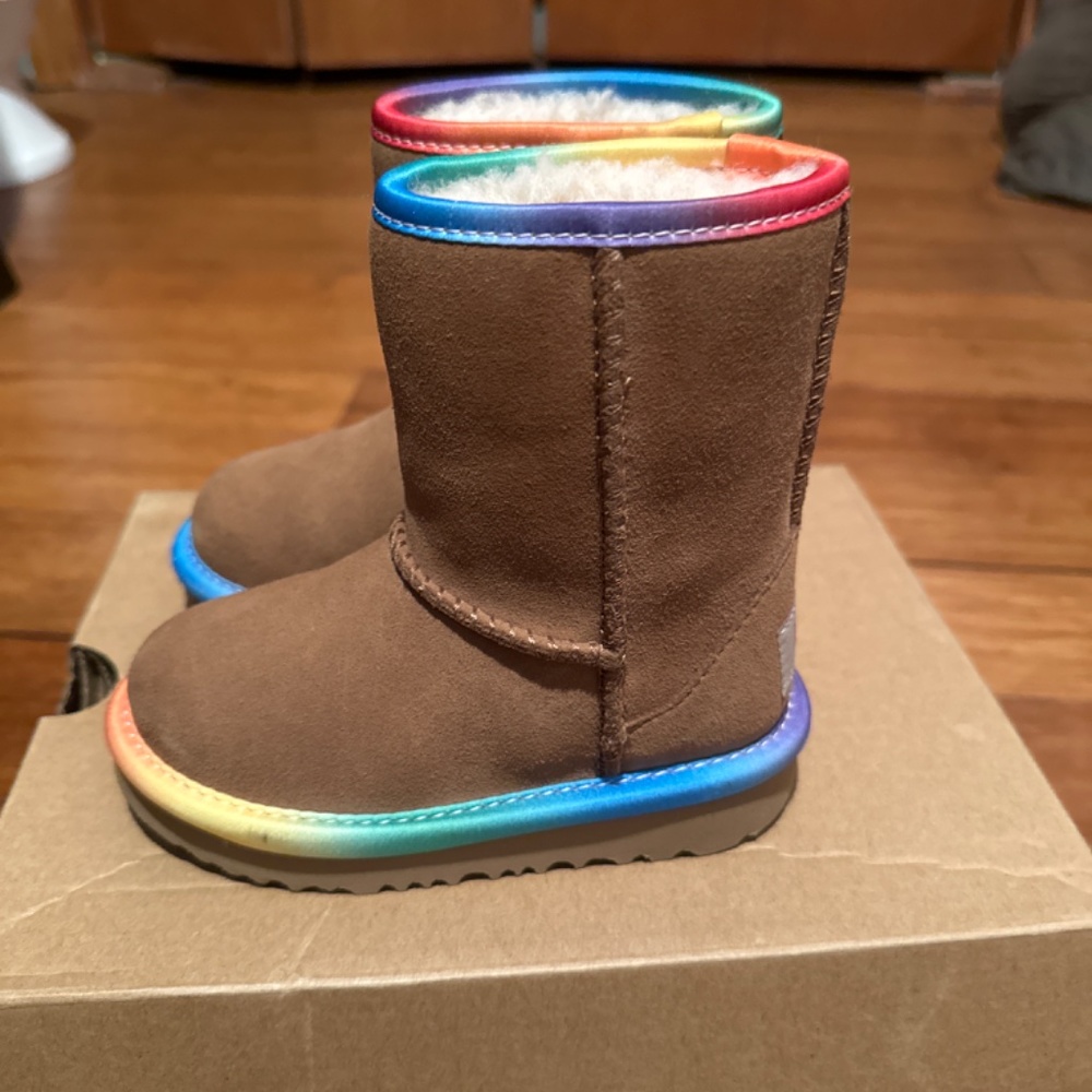 Ugg - Picture 2 of 4